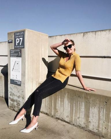 Black jeans: Stylish outfits για να φορέσεις το μαύρο τζιν παντελόνι Black jeans: Stylish outfits για να φορέσεις το μαύρο τζιν παντελόνι