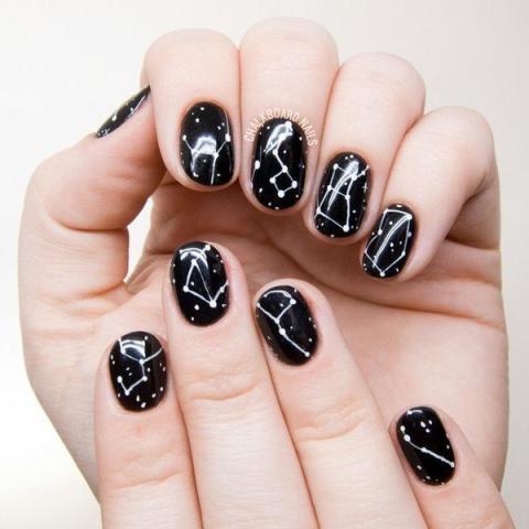 Astrology nails: Η νέα τάση στο nail art που θα κάνει το μανικιούρ προσωπική υπόθεση Astrology nails: Η νέα τάση στο nail art που θα κάνει το μανικιούρ προσωπική υπόθεση