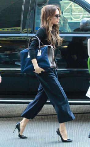 Τα σωστά παπούτσια για να φορέσεις με το wide-leg crop παντελόνι Τα σωστά παπούτσια για να φορέσεις με το wide-leg crop παντελόνι