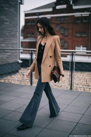 Βρήκαμε το camel blazer που θα σε βγάλει ασπροπρόσωπη το φθινόπωρο Βρήκαμε το camel blazer που θα σε βγάλει ασπροπρόσωπη το φθινόπωρο