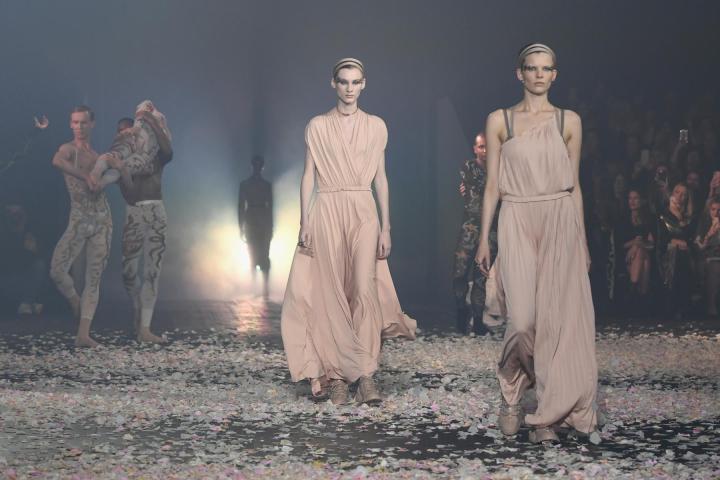 Και ο Dior δίδαξε μαγεία… Ροδοπέταλα, μπαλέτο και εκστατικές δημιουργίες Και ο Dior δίδαξε μαγεία… Ροδοπέταλα, μπαλέτο και εκστατικές δημιουργίες