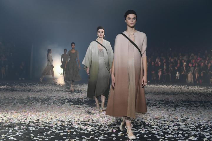 Και ο Dior δίδαξε μαγεία… Ροδοπέταλα, μπαλέτο και εκστατικές δημιουργίες Και ο Dior δίδαξε μαγεία… Ροδοπέταλα, μπαλέτο και εκστατικές δημιουργίες