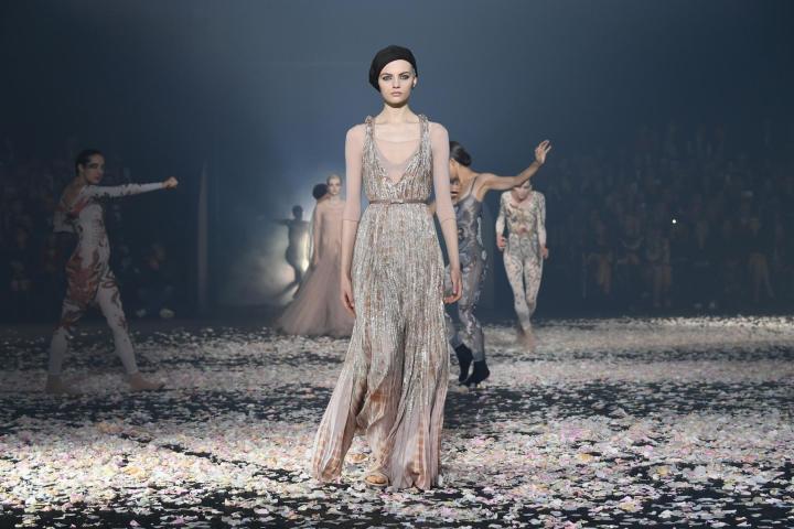 Και ο Dior δίδαξε μαγεία… Ροδοπέταλα, μπαλέτο και εκστατικές δημιουργίες Και ο Dior δίδαξε μαγεία… Ροδοπέταλα, μπαλέτο και εκστατικές δημιουργίες