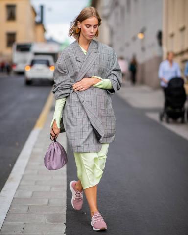 Τα παστέλ παραμένουν στο street style της σεζόν πιο ανανεωμένα Τα παστέλ παραμένουν στο street style της σεζόν πιο ανανεωμένα