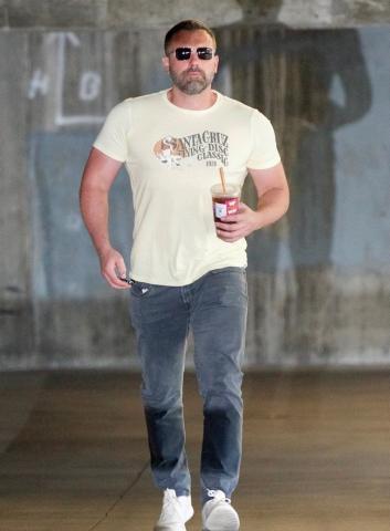 Ο Ben Affleck το έριξε στη γυμναστική και φαίνεται τρομερά Ο Ben Affleck το έριξε στη γυμναστική και φαίνεται τρομερά