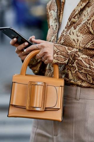 Αυτή είναι η No1 τάση στις τσάντες και είναι "δυνατή" Αυτή είναι η No1 τάση στις τσάντες και είναι "δυνατή"