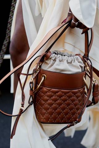 Αυτή είναι η No1 τάση στις τσάντες και είναι "δυνατή" Αυτή είναι η No1 τάση στις τσάντες και είναι "δυνατή"