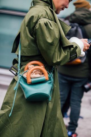 Mini bags: Το trend που έχει απογειωθεί στο street style και θα λατρέψεις κι εσύ Mini bags: Το trend που έχει απογειωθεί στο street style και θα λατρέψεις κι εσύ