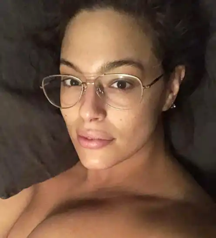 Η plus size Ashley Graham σε 10 + 1 λήψεις χωρίς μακιγιάζ Η plus size Ashley Graham σε 10 + 1 λήψεις χωρίς μακιγιάζ