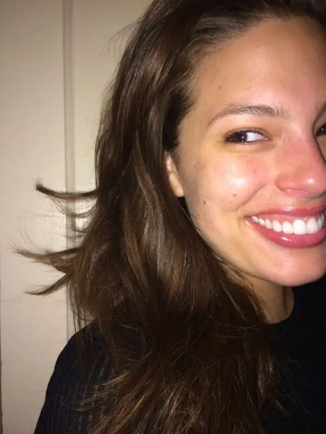 Η plus size Ashley Graham σε 10 + 1 λήψεις χωρίς μακιγιάζ Η plus size Ashley Graham σε 10 + 1 λήψεις χωρίς μακιγιάζ