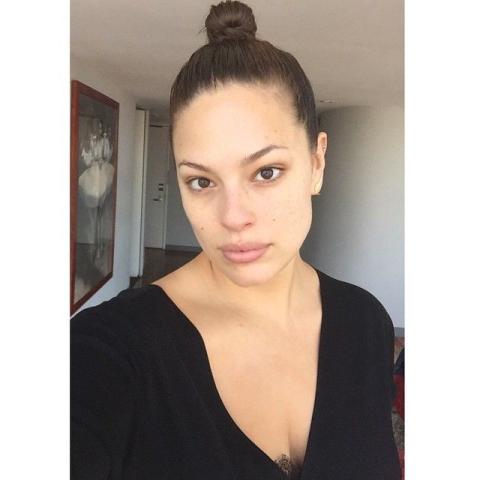 Η plus size Ashley Graham σε 10 + 1 λήψεις χωρίς μακιγιάζ Η plus size Ashley Graham σε 10 + 1 λήψεις χωρίς μακιγιάζ