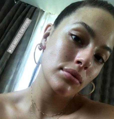 Η plus size Ashley Graham σε 10 + 1 λήψεις χωρίς μακιγιάζ Η plus size Ashley Graham σε 10 + 1 λήψεις χωρίς μακιγιάζ