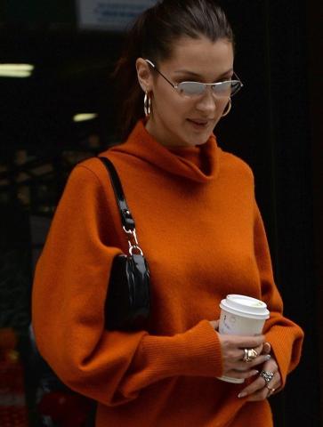 Bella Hadid: Φόρεσε το χρώμα της χρονιάς (plus ωραία μποτάκια) Bella Hadid: Φόρεσε το χρώμα της χρονιάς (plus ωραία μποτάκια)