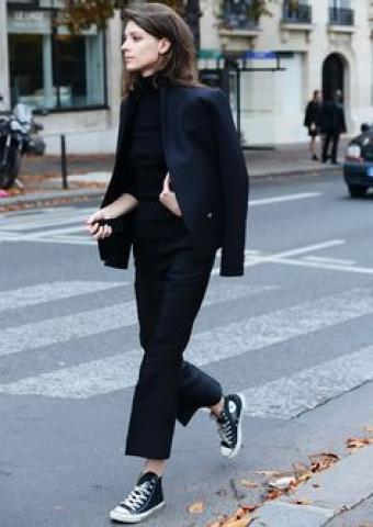 8 looks που αποδεικνύουν την αξία ενός total black outfit 8 looks που αποδεικνύουν την αξία ενός total black outfit