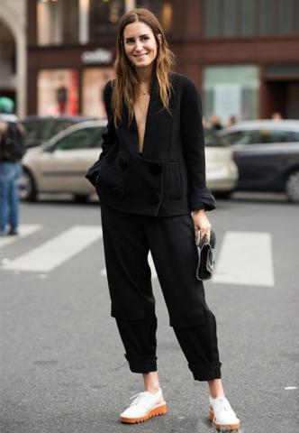 8 looks που αποδεικνύουν την αξία ενός total black outfit 8 looks που αποδεικνύουν την αξία ενός total black outfit