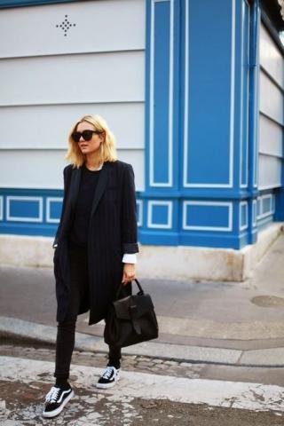 8 looks που αποδεικνύουν την αξία ενός total black outfit 8 looks που αποδεικνύουν την αξία ενός total black outfit