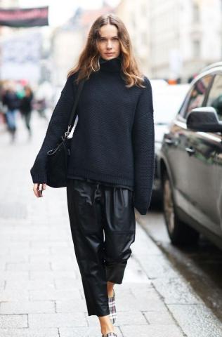 8 looks που αποδεικνύουν την αξία ενός total black outfit 8 looks που αποδεικνύουν την αξία ενός total black outfit