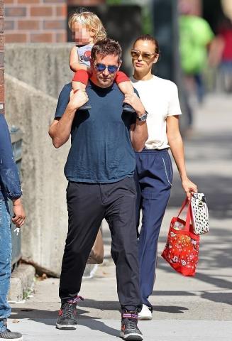 Bradley Cooper: Βόλτα στη ΝΥ με την κόρη στους ώμους Bradley Cooper: Βόλτα στη ΝΥ με την κόρη στους ώμους