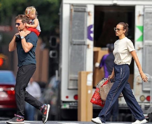 Bradley Cooper: Βόλτα στη ΝΥ με την κόρη στους ώμους Bradley Cooper: Βόλτα στη ΝΥ με την κόρη στους ώμους