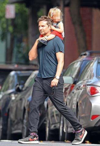 Bradley Cooper: Βόλτα στη ΝΥ με την κόρη στους ώμους Bradley Cooper: Βόλτα στη ΝΥ με την κόρη στους ώμους