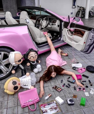 Η πτώση της «ντίβας»: Η νέα τάση στο Instagram που σαρώνει στον κόσμο των πλουσίων Η πτώση της «ντίβας»: Η νέα τάση στο Instagram που σαρώνει στον κόσμο των πλουσίων