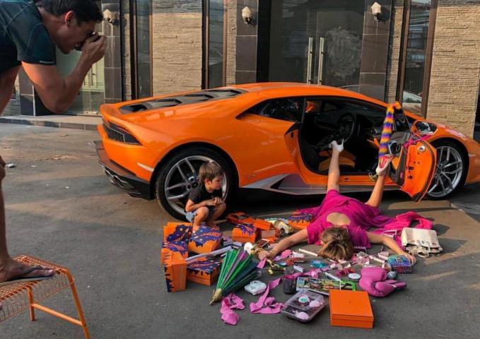 Η πτώση της «ντίβας»: Η νέα τάση στο Instagram που σαρώνει στον κόσμο των πλουσίων Η πτώση της «ντίβας»: Η νέα τάση στο Instagram που σαρώνει στον κόσμο των πλουσίων