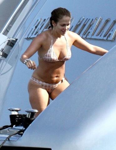 10 φορές που η Jennifer Lopez πόζαρε με την κυτταρίτιδά της και μας έκανε να την παραδεχτούμε 10 φορές που η Jennifer Lopez πόζαρε με την κυτταρίτιδά της και μας έκανε να την παραδεχτούμε