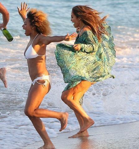 10 φορές που η Jennifer Lopez πόζαρε με την κυτταρίτιδά της και μας έκανε να την παραδεχτούμε 10 φορές που η Jennifer Lopez πόζαρε με την κυτταρίτιδά της και μας έκανε να την παραδεχτούμε