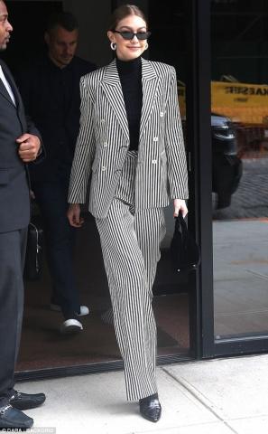 Τα outfits που θα σε πείσουν ότι φέτος χρειάζεσαι ένα μαύρο ζιβάγκο Τα outfits που θα σε πείσουν ότι φέτος χρειάζεσαι ένα μαύρο ζιβάγκο