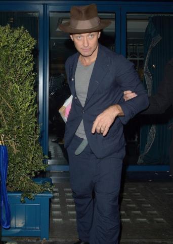 Ο Jude Law γιόρτασε μαζί με την κόρη του τα 18α της γενέθλια (pics) Ο Jude Law γιόρτασε μαζί με την κόρη του τα 18α της γενέθλια (pics)