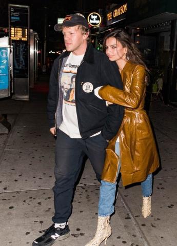 Η Emily Ratajkowski συνδύασε δύο πολύ δυνατές τάσεις της σεζόν Η Emily Ratajkowski συνδύασε δύο πολύ δυνατές τάσεις της σεζόν