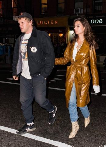 Η Emily Ratajkowski συνδύασε δύο πολύ δυνατές τάσεις της σεζόν Η Emily Ratajkowski συνδύασε δύο πολύ δυνατές τάσεις της σεζόν