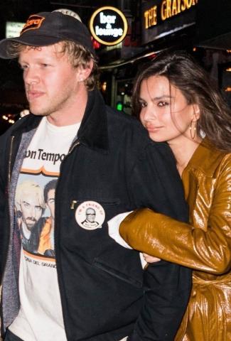 Η Emily Ratajkowski συνδύασε δύο πολύ δυνατές τάσεις της σεζόν Η Emily Ratajkowski συνδύασε δύο πολύ δυνατές τάσεις της σεζόν