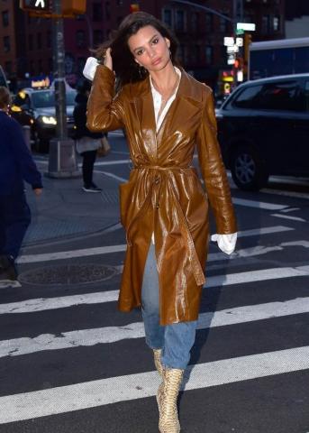 Η Emily Ratajkowski συνδύασε δύο πολύ δυνατές τάσεις της σεζόν Η Emily Ratajkowski συνδύασε δύο πολύ δυνατές τάσεις της σεζόν