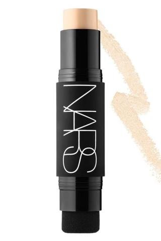 5 foundations σε μορφή stick για τις βιαστικές στο μακιγιάζ 5 foundations σε μορφή stick για τις βιαστικές στο μακιγιάζ