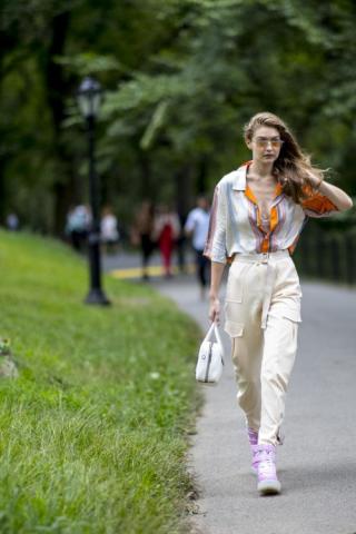 Τα cargo pants είναι ξανά cool και εδώ θα δεις πώς θα τα φορέσεις Τα cargo pants είναι ξανά cool και εδώ θα δεις πώς θα τα φορέσεις