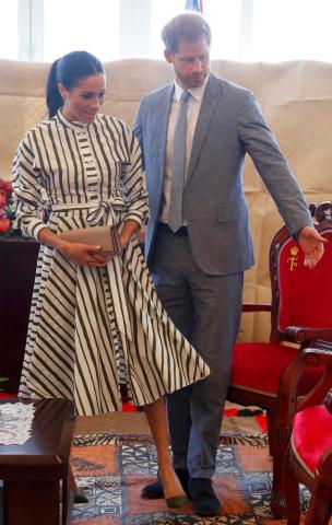 Love to hate: Η βασιλική γκαρνταρόμπα της Meghan κόστισε λιγάκι παραπάνω στους Βρετανούς Love to hate: Η βασιλική γκαρνταρόμπα της Meghan κόστισε λιγάκι παραπάνω στους Βρετανούς