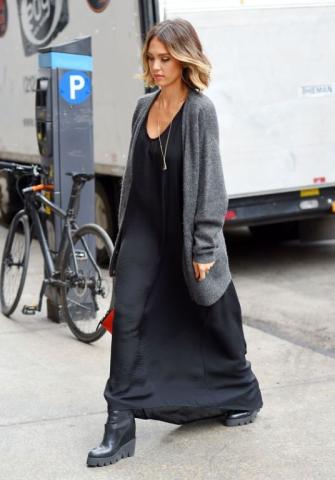 Το cardigan είναι ακόμα εδώ και έχει θέση στο δικό σου street style Το cardigan είναι ακόμα εδώ και έχει θέση στο δικό σου street style