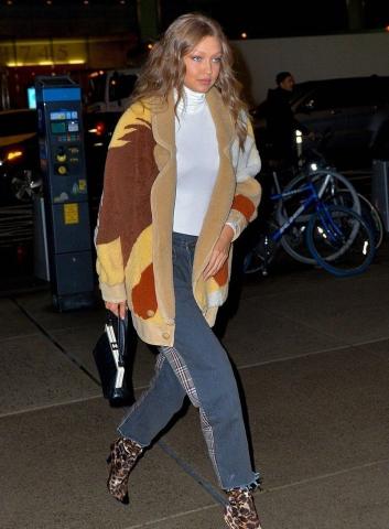 Το super trendy outfit της Gigi Hadid Το super trendy outfit της Gigi Hadid