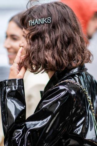 Hair clips: Πώς θα φορέσεις το αξεσουάρ μαλλιών από τα ‘90s Hair clips: Πώς θα φορέσεις το αξεσουάρ μαλλιών από τα ‘90s