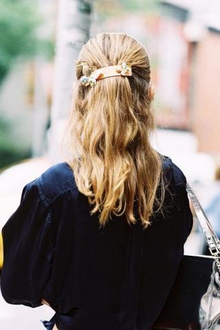 Hair clips: Πώς θα φορέσεις το αξεσουάρ μαλλιών από τα ‘90s Hair clips: Πώς θα φορέσεις το αξεσουάρ μαλλιών από τα ‘90s