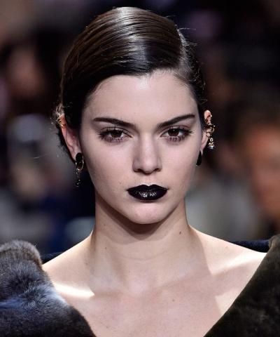 Τα 9 κραγιόν που πρέπει να αποκτήσεις πριν αλλάξει η χρονιά Τα 9 κραγιόν που πρέπει να αποκτήσεις πριν αλλάξει η χρονιά