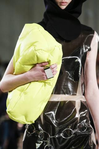 Αυτός είναι ο πιο hot τρόπος να κρατάς την τσάντα σου φέτος τον χειμώνα Αυτός είναι ο πιο hot τρόπος να κρατάς την τσάντα σου φέτος τον χειμώνα