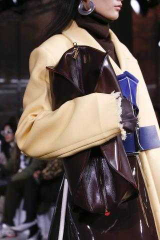 Αυτός είναι ο πιο hot τρόπος να κρατάς την τσάντα σου φέτος τον χειμώνα Αυτός είναι ο πιο hot τρόπος να κρατάς την τσάντα σου φέτος τον χειμώνα