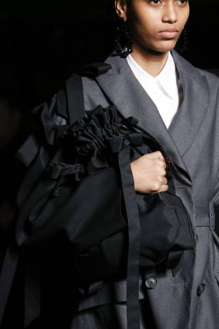 Αυτός είναι ο πιο hot τρόπος να κρατάς την τσάντα σου φέτος τον χειμώνα Αυτός είναι ο πιο hot τρόπος να κρατάς την τσάντα σου φέτος τον χειμώνα