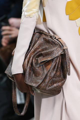 Αυτός είναι ο πιο hot τρόπος να κρατάς την τσάντα σου φέτος τον χειμώνα Αυτός είναι ο πιο hot τρόπος να κρατάς την τσάντα σου φέτος τον χειμώνα