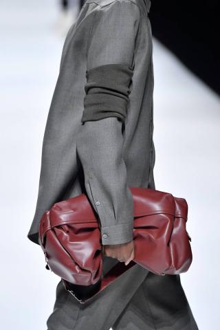 Αυτός είναι ο πιο hot τρόπος να κρατάς την τσάντα σου φέτος τον χειμώνα Αυτός είναι ο πιο hot τρόπος να κρατάς την τσάντα σου φέτος τον χειμώνα