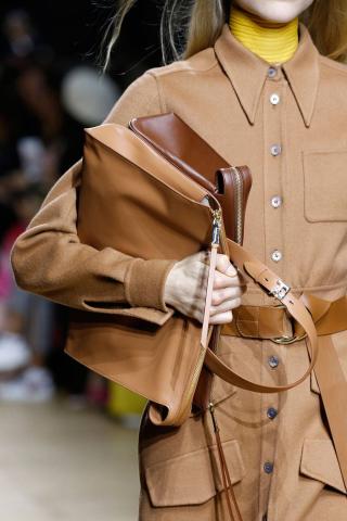 Αυτός είναι ο πιο hot τρόπος να κρατάς την τσάντα σου φέτος τον χειμώνα Αυτός είναι ο πιο hot τρόπος να κρατάς την τσάντα σου φέτος τον χειμώνα