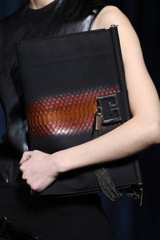 Αυτός είναι ο πιο hot τρόπος να κρατάς την τσάντα σου φέτος τον χειμώνα Αυτός είναι ο πιο hot τρόπος να κρατάς την τσάντα σου φέτος τον χειμώνα