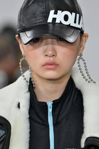 Το 2019 θα είναι η χρονιά του καπέλου: Δες πώς θα υιοθετήσεις την τάση από τώρα Το 2019 θα είναι η χρονιά του καπέλου: Δες πώς θα υιοθετήσεις την τάση από τώρα